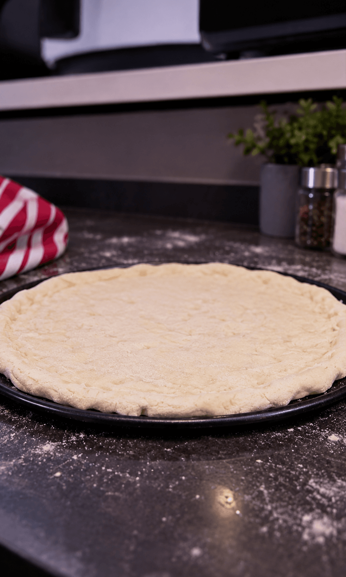 Tepside açılmış karabuğday unlu pizza hamuru