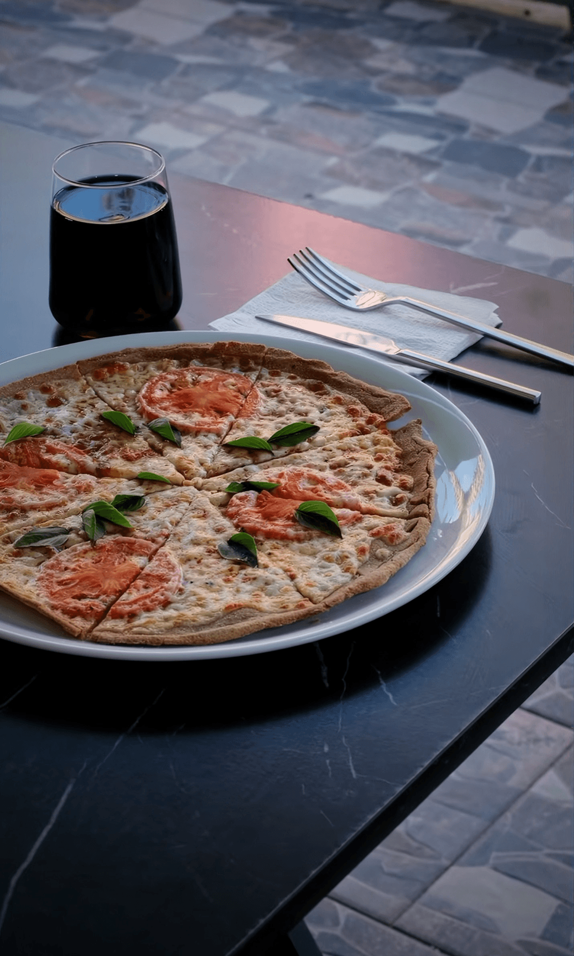 Masada servis edilmiş karabuğday unlu pizza